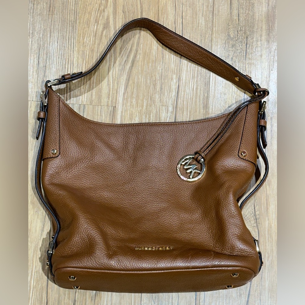 BEDFORD LARGE BELTED LEATHER SHOULDER BAG
